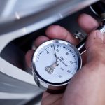 Podhustené pneumatiky a ich riziká. Prečo je dôležité pneumatiky správne nahustiť. Otázky a odpovede o tlaku v pneumatikách.