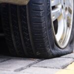 Run-flat pneumatika umožňujúca jazdu aj po defekte, zobrazujúca výhody oproti rezervnému kolesu.