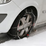 Porovnanie kovových a textilných snehových reťazí nasadených na automobilovej pneumatike.