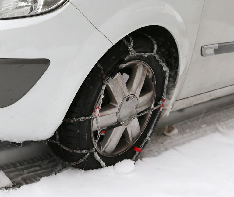 Porovnanie kovových a textilných snehových reťazí nasadených na automobilovej pneumatike.