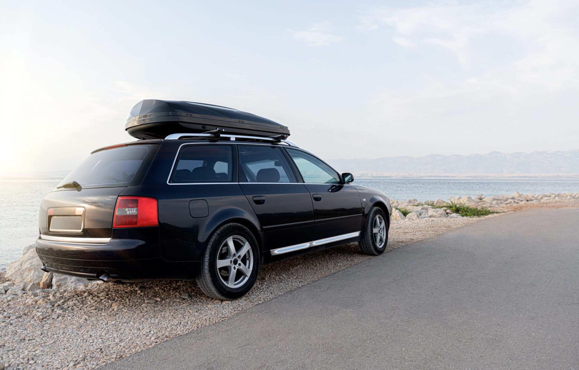 Nesprávne naložený strešný box na aute pred jazdou