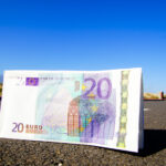 Auto na spoplatnenej diaľnici s platnou elektronickou diaľničnou známkou.