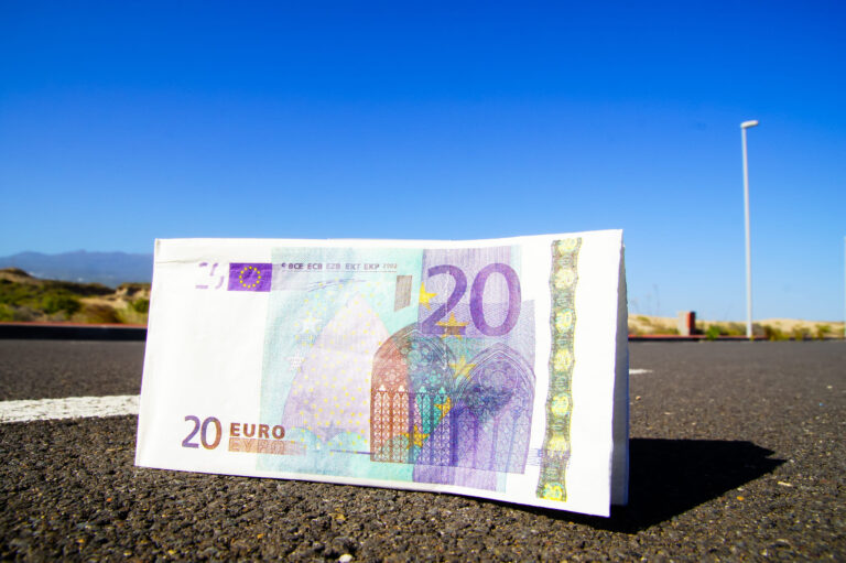Auto na spoplatnenej diaľnici s platnou elektronickou diaľničnou známkou.